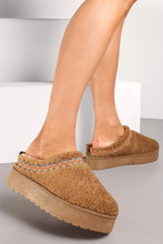 Load image into Gallery viewer, Teddy Snug Shoes - Camel

