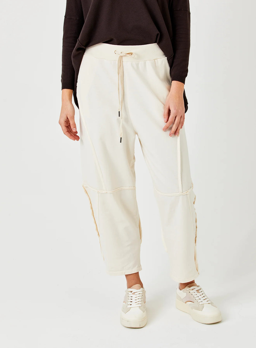 Suzy D Bria Oversized Joggers With Raw Edge Detail - Winter White