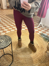 Load image into Gallery viewer, Energy Leggings - Wine
