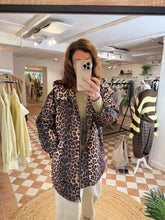 Load image into Gallery viewer, City Stroll Jacket - Leopard
