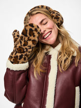 Load image into Gallery viewer, Pieces Pcnetty Teddy Mittens - Coconut / Leopard
